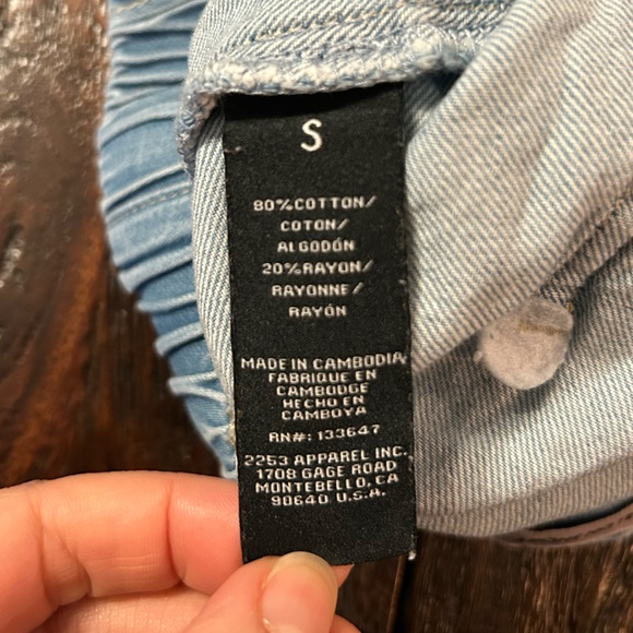 BCBGeneration Light Wash Elastic Waist Drawstring Denim Frayed Hem Shorts - Picture 10 of 10